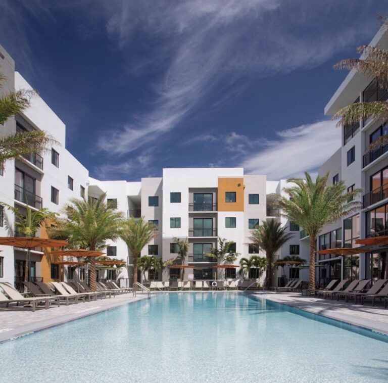 pool 768x758